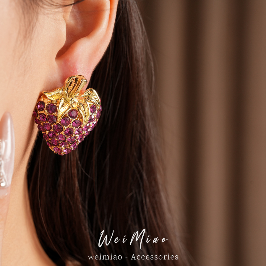 Medieval vintage aguja de plata con diamantes pernos de fresa retro exquisitos pendientes de nicho ligero lujo alta sensación de pendientes para mujeres image 5