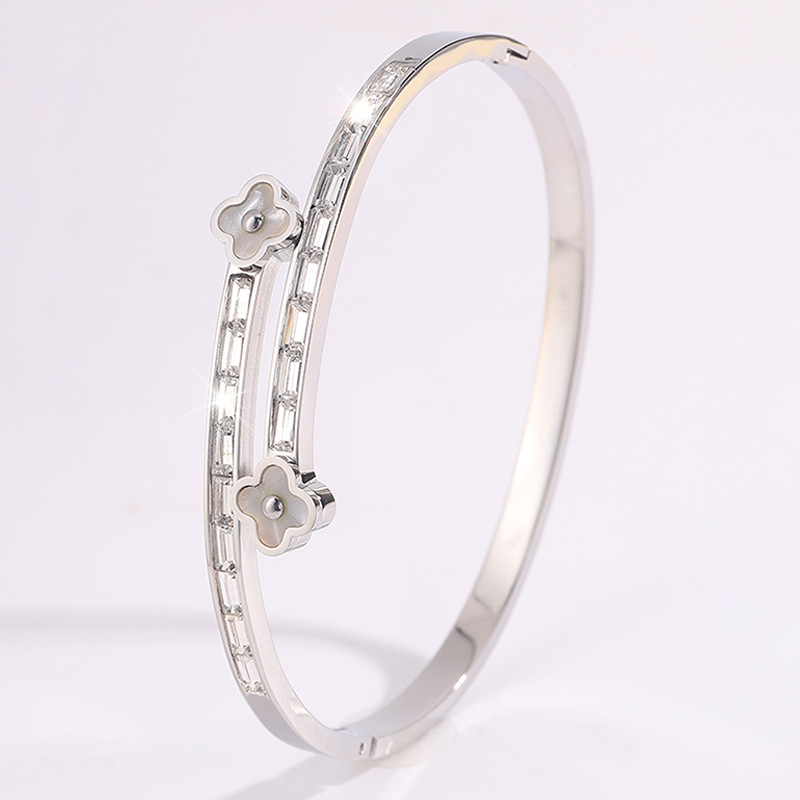 Coreano de alta calidad cuatro hojas de titanio acero brazalete de diseño femenino minimalista diamantes plateados no desvanecen brazalete joyas brazalete