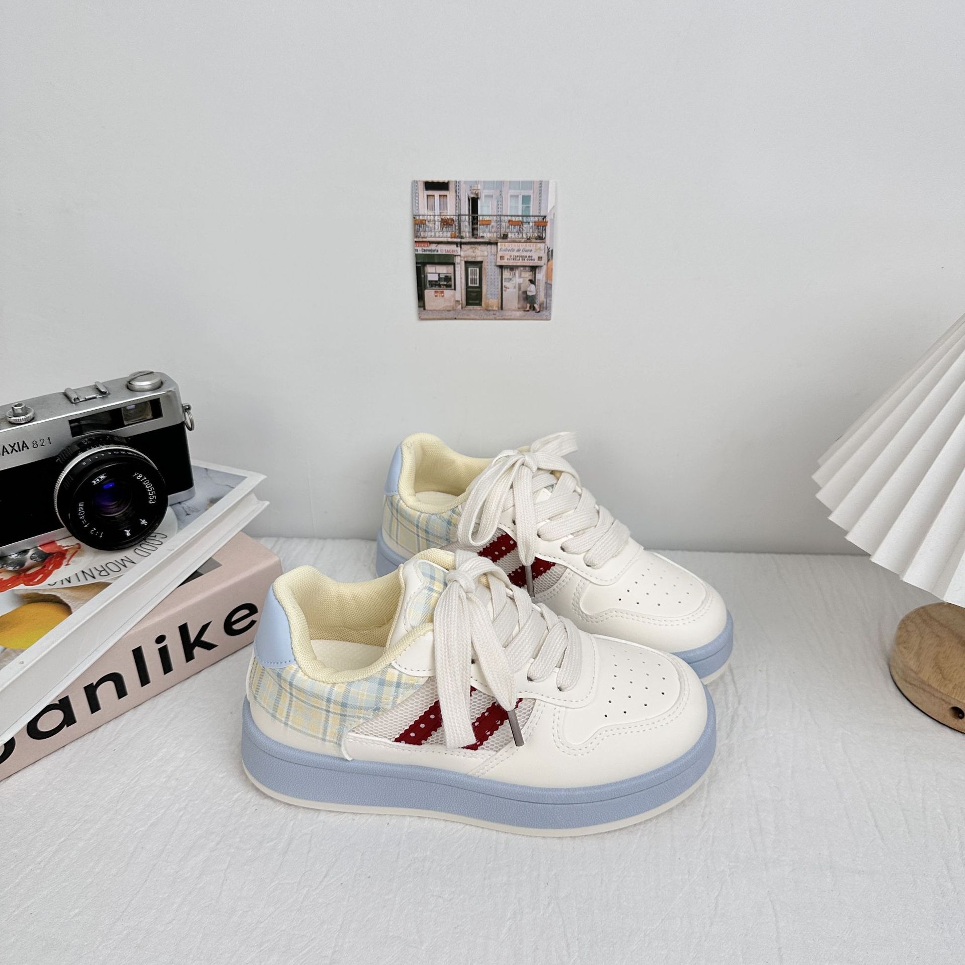 Zapatos de mujer frescos de fondo grueso de ondas distantes 2025 verano nuevos zapatos de skate dulces y lindos, zapatos de malla transpirables pequeños zapatos blancos