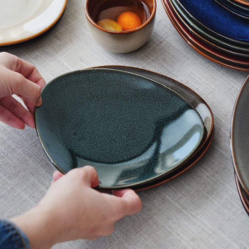 Plato de cerámica europea de color retro bajo el esmalte de platos de platos caseros de restaurantes de hotel de filete de platos triangulares grandes platos de material japonés