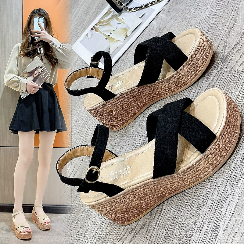 Сосновый пирог с толстой подошве сандалии 2024 летом новый водонепроницаемый стол сандалии женщины внешней торговли замши дамы сандалии оптом