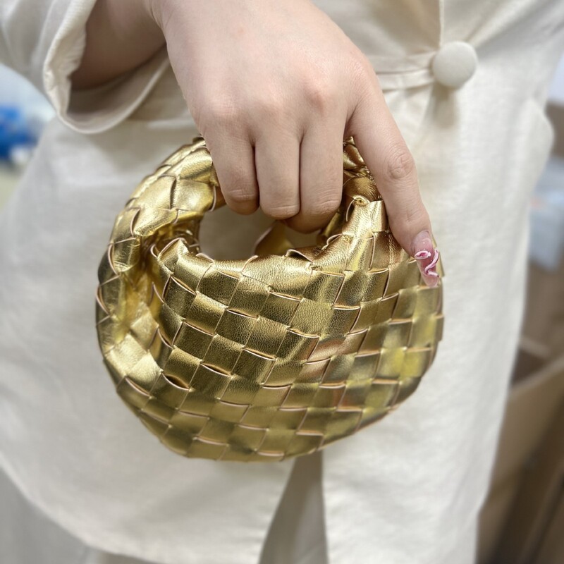 Amazon Explosions Mini Woven Bag Handmade Cattle Bag Golden Hardware Dumpling Cloud Bag Handbag in Stock