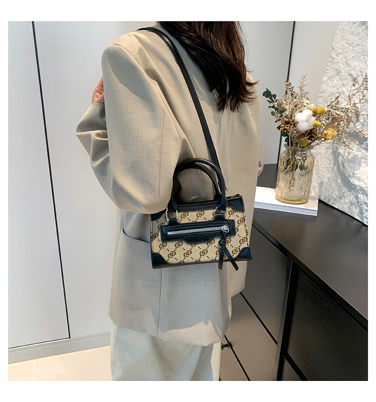 This stylish single-shoulder handbag, with a simple and casual texture, is a new Korean style crossbody small square bag for women in the autumn of 2024 undefined