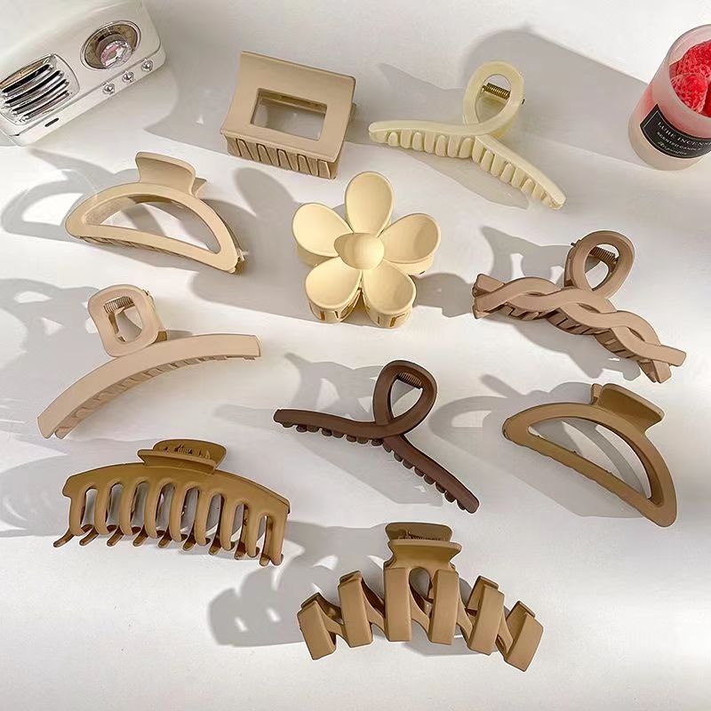 La nueva leche marrón gran tiburón clip moda temperamento de alto sentido pelo acrílico más agarrar la parte posterior la cabeza