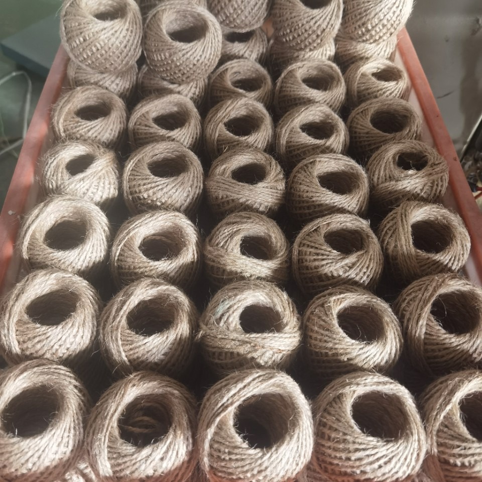 50 gramos de bola de hilo de cáñamo 100 gramos de bola de fibra de cáñamo envasado por separado cuerda de embalaje en una sola caja
