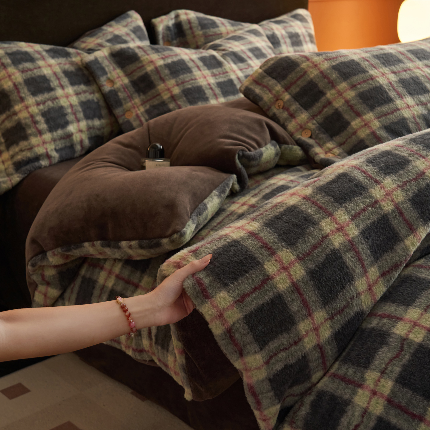 2025 New Model 230g Alpaca Wool Retro Plaid Milk Velvet Four-Piece Set Thickened Duvet Cover Double-Sided Velvet Four-Piece Set Wholesale