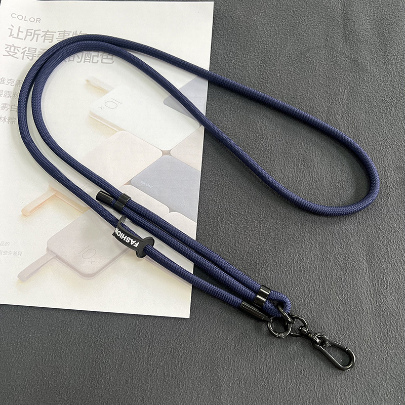 日系8mm携帯電話のストラップは、携帯ケースのストラップに斜めにまたがっています。|undefined