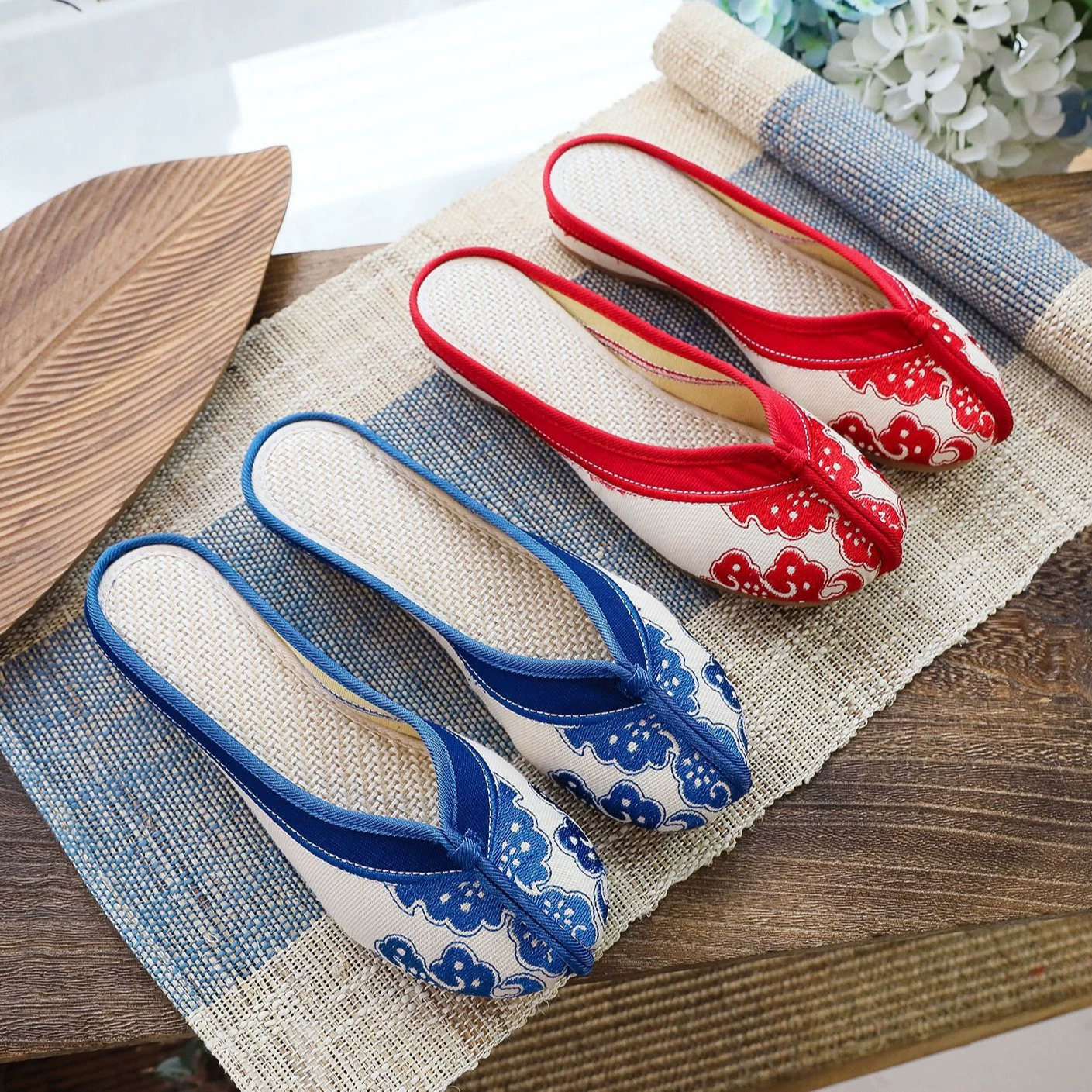 Blue and white retro slippers, summer cloth