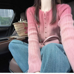 ピンクの高級感のあるニットセーターの女性の初春2025の新型の韓国系chi独特のシックなデザイン感の上着
