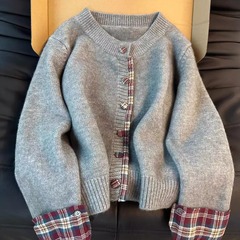フランスのレトロなつなぎ合わせの格子の偽の2つのセーターの女性の秋冬の新型のゆったりしているのが見えます。