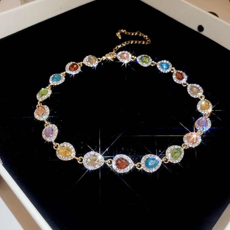 Collar de color con incrustaciones de diamantes de gota de agua vintage retro cadena de clavícula de lujo ligero collar de estilo palacio femenino