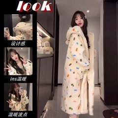 カラーの波の点は帽子のサンゴの綿毛のパジャマの女性の冬の新型のかわいいベルベットの厚い家の服のパジャマの上着を着ることができます。
