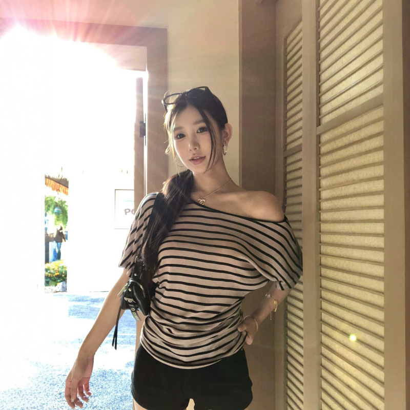 Trendy Color-Block Striped One-Shoulder Short-Sleeve T-Shirt for Women, Summer Design, Unique Loose Fit, Versatile, Slimming Base Top