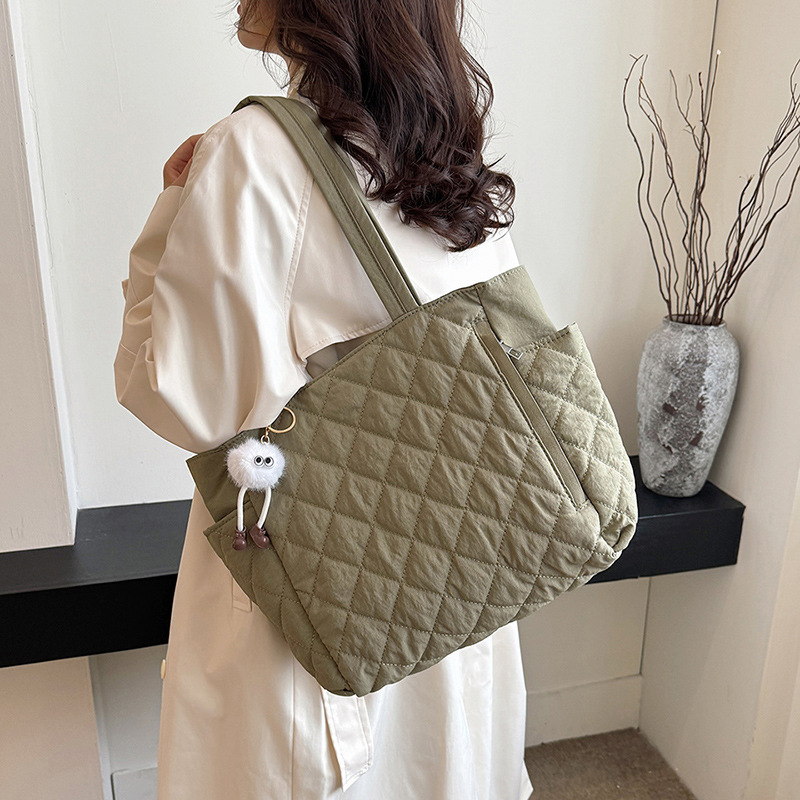 Women's Quilted Shoulder Bag Large Capacity Commuter Tote_voghion.com