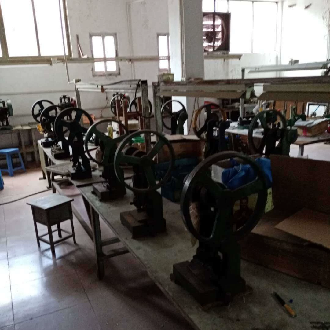 Профессиональная переработка различных старых машин, бывших в употреблении машин и оборудования, сборочных линий и т.д. на заводах.