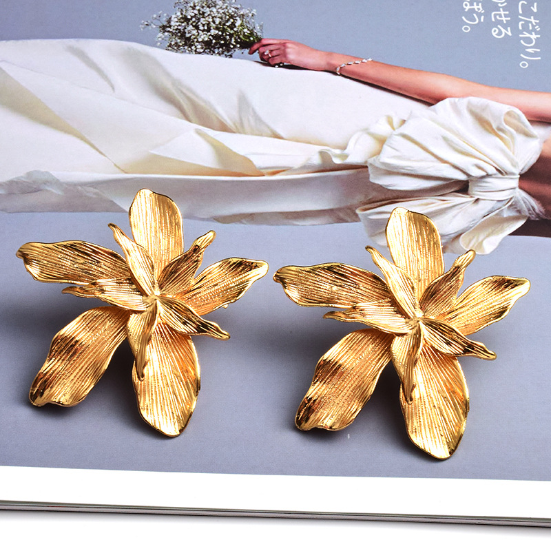 1 Pair Exaggerated Lady Roman Style Flower Plating Alloy Ear Studs display picture 3