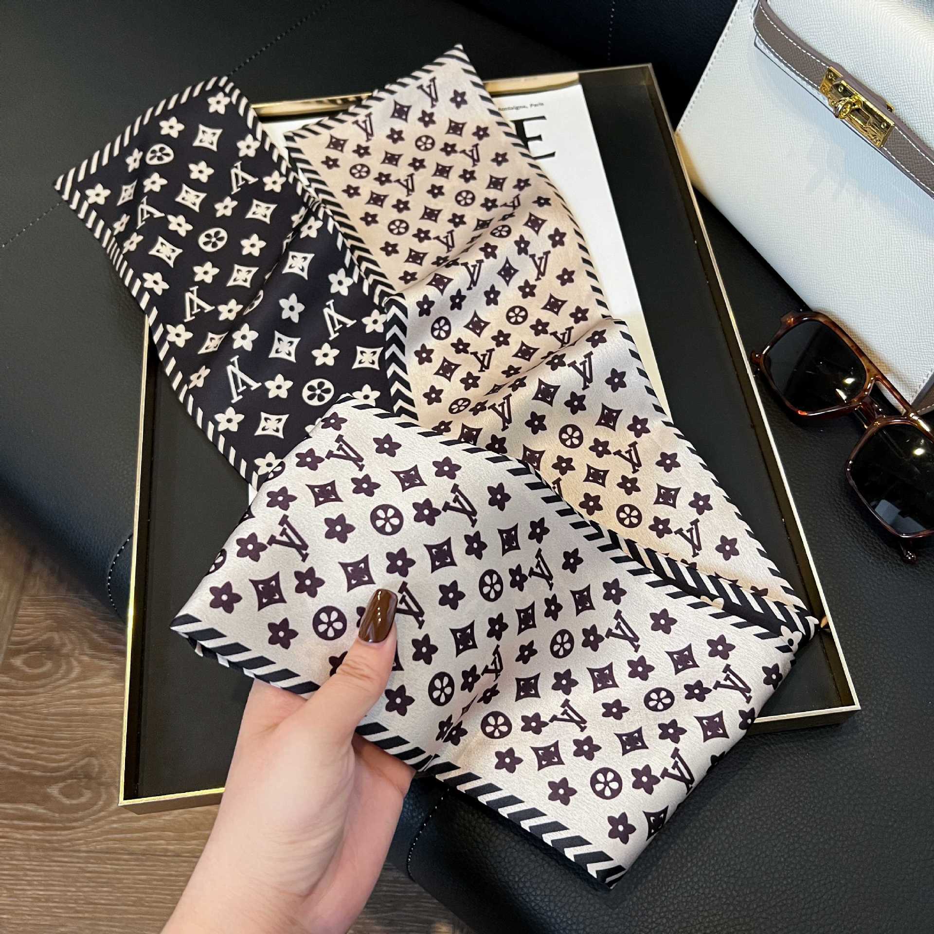 Nueva bufanda de seda pequeña banda larga estrecha para el cabello mujer estilo primavera y otoño moda madre bufanda estilo verano estilo fino serpentina bufanda al por mayor