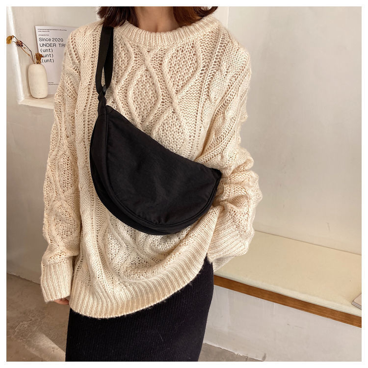 The new fashionable crossbody bag is a versatile and high-end bag for women, a casual and trendy single-shoulder bag, a crescent-shaped bag, and a dumpling bag for women undefined