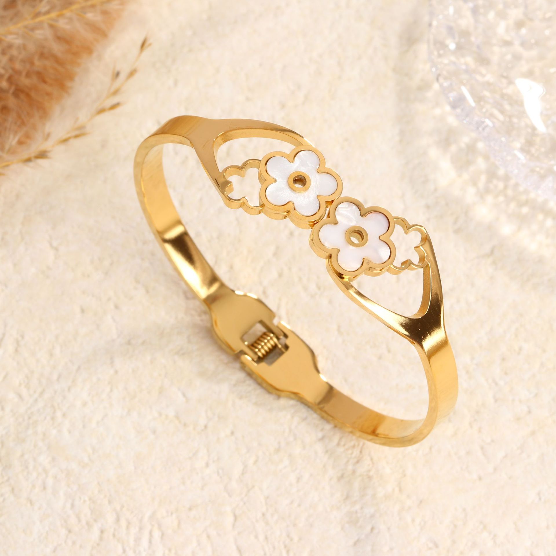 95 다섯잎 화이트 쉘 팔찌 골드