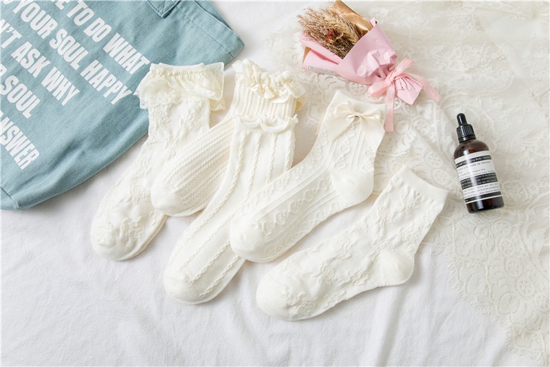 Simple White Medium Tube Bubble Mouth Lace Socks Wholesale Nihaojewelry display picture 1