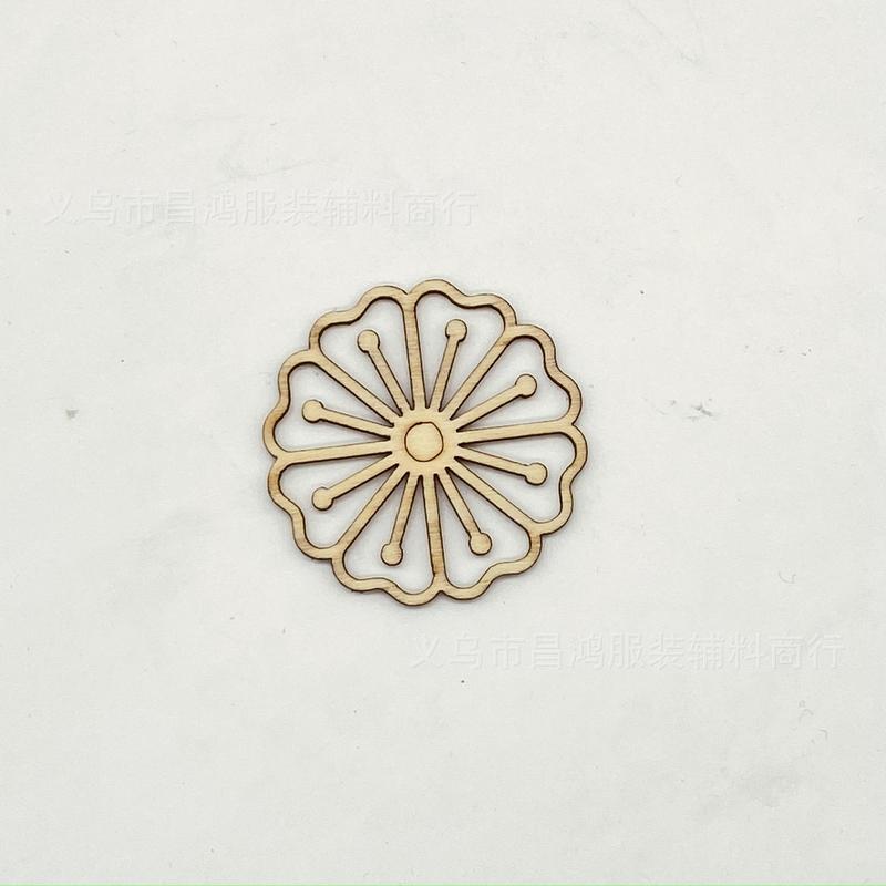 Diyアクセサリーの木製の透かし彫りのペンダントの透かし彫りの窓の花の木の切れの60mm-70mmの透かし彫りの円の現物の卸売り|undefined
