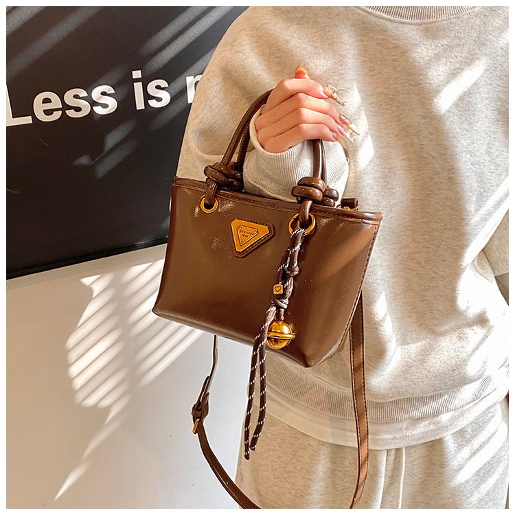 Autumn and winter fashion hand-held bucket bag for women, Korean retro and high-end style, versatile single-shoulder bag, 2024 niche casual women's bag undefined