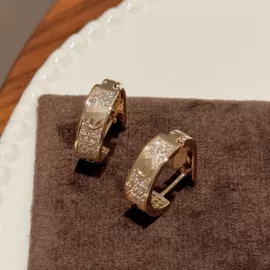 项链;耳钉;手链