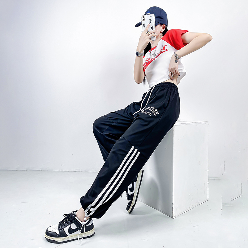 385 # red 화이트 티셔츠 + 1087 # 블랙 팬츠