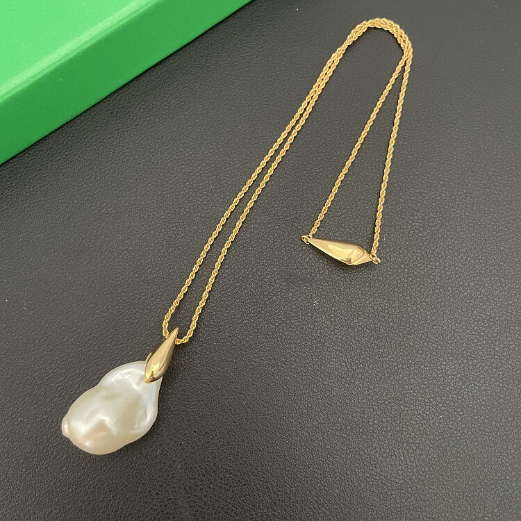 Niche BV Irregular Pearl Pendant Necklace Simple Personality European and American Retro Light Luxury Fashion Sweater Long Necklace