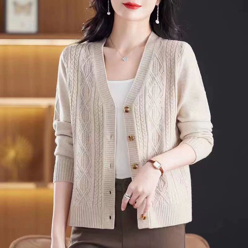 2024 мама одеваются весной и осенью трикотажный кардиган снаружи чистый вязаный свитер свободный средний V-образный вырез свитер среднего и пожилого возраста короткий женский