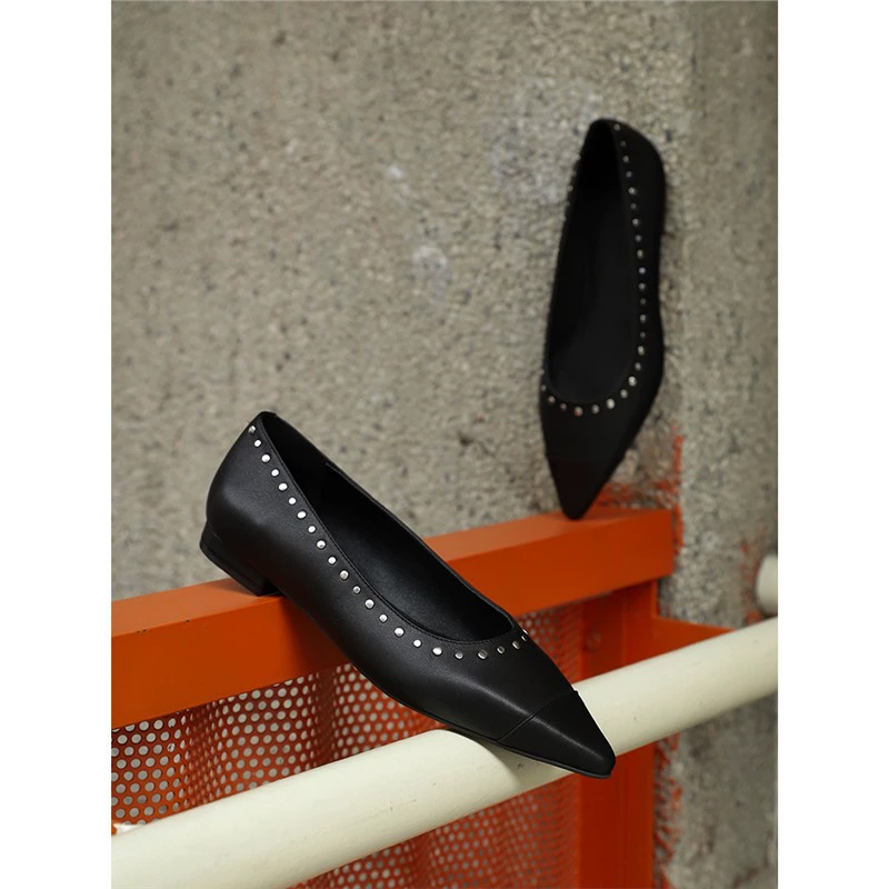 Можно разработать новую модель 2025 года для оптовой продажи неоформленных мягких туфель-лодочек с заострённым носком, заклёпками и плоской подошвой.