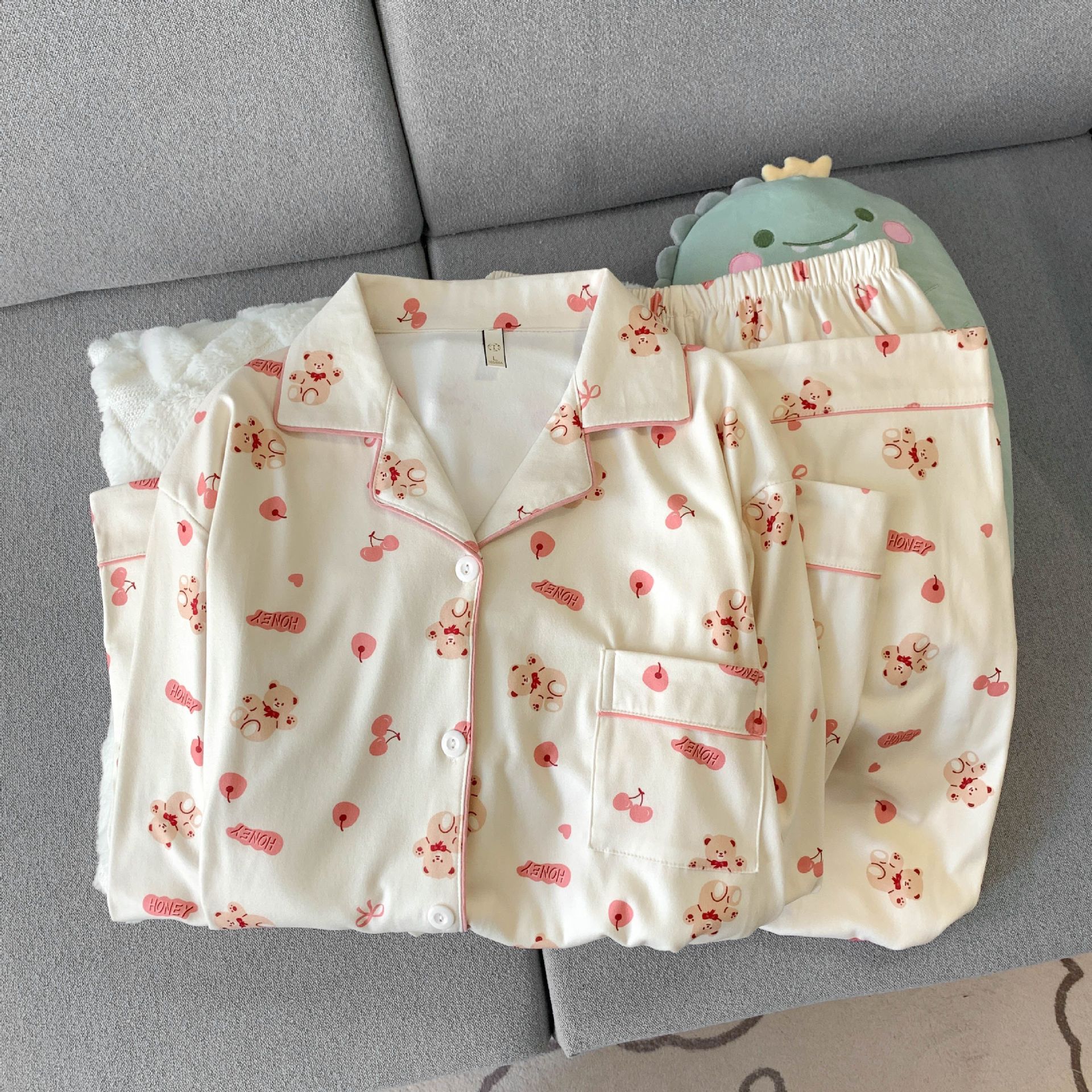 Al por mayor transfronterizo pijamas calientes de terciopelo mujeres otoño invierno cardigan con solapas dibujos animados pantalones de manga larga ropa doméstica al por mayor transfronterizo