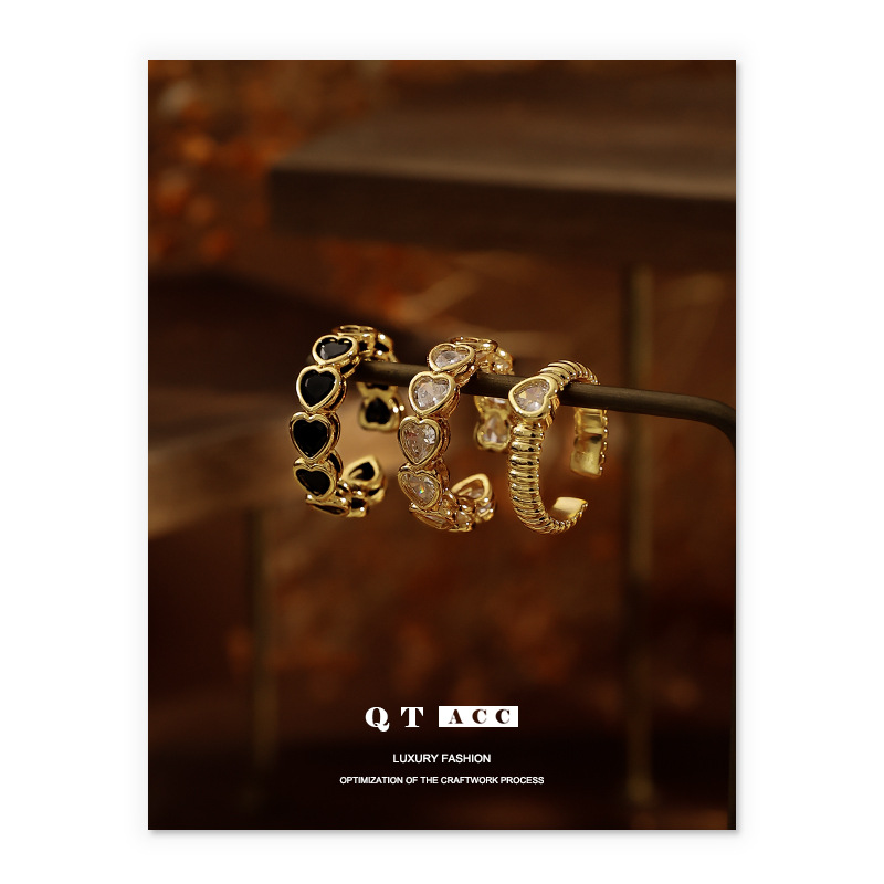 Latón chapado 18K oro real europeo y americano exagerado diseño hueco blanco y negro corazón circón anillo simple pulsera Retro