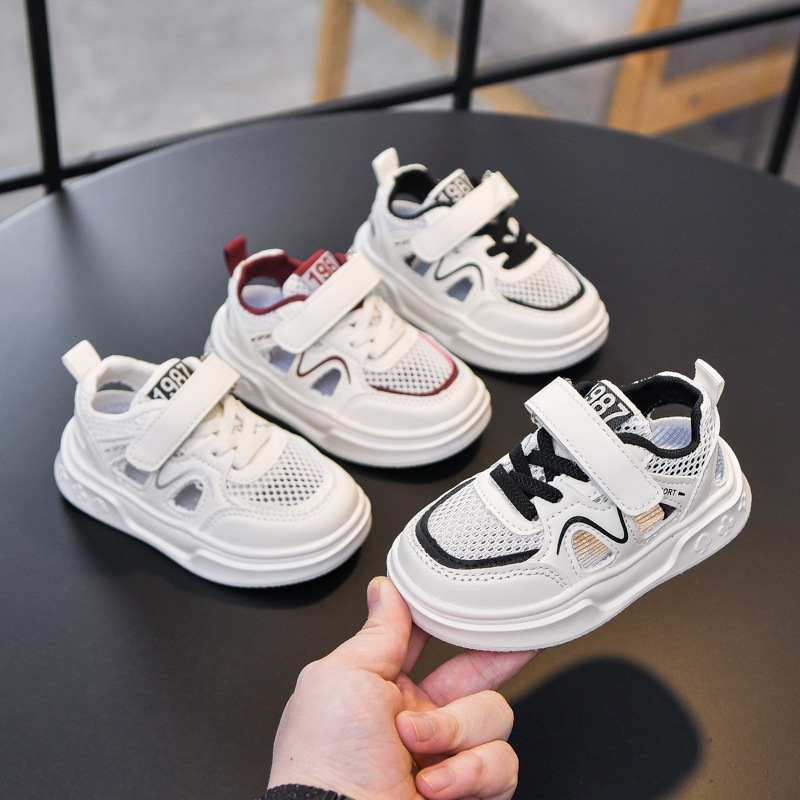 Sandalias infantiles verano 2026 nuevos zapatos infantiles ligeros suaves sandalias deportivas para niños de estilo universal zapatos de marcos para niñas