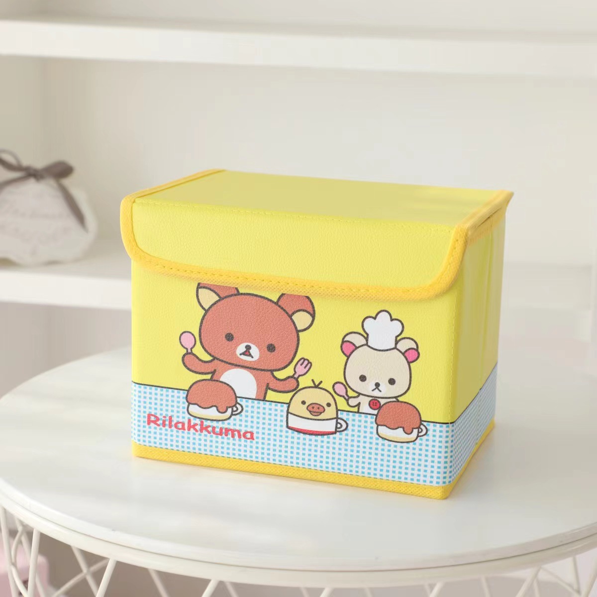 케이크를 먹는 곰