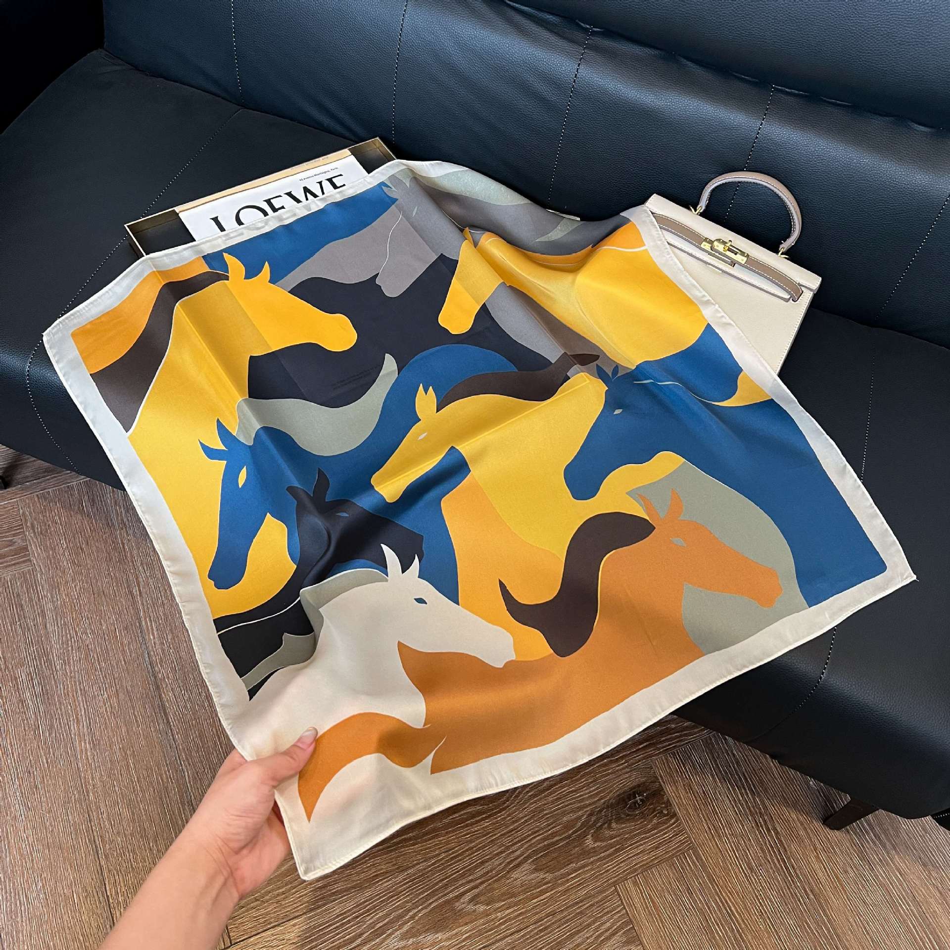 Transfronterizos nuevos bufandas de seda azul de alto nivel de seda cuadrada de simulación bufandas de moda de decoración de moda de combinación bolsa correa de pelo bufandas profesionales