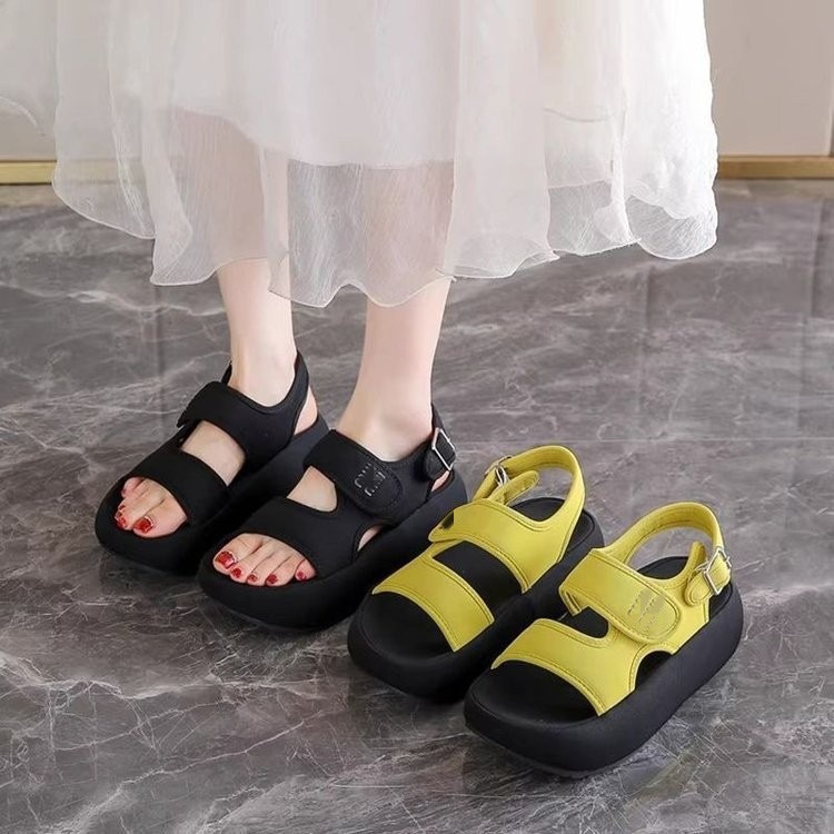 Explosiones de moda velcro sandalias mujeres 2026 nuevo verano salir en línea popularidad explosión casual suave zapatillas romanas