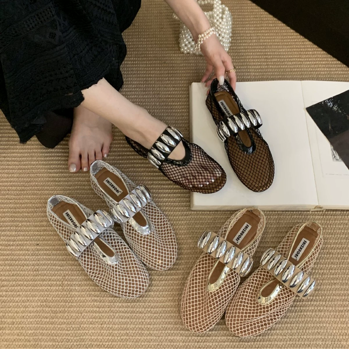Женские летние балетки 2025 года, новые, дышащие, с круглым носком, сетчатые, с вырезами и металлической пряжкой.
