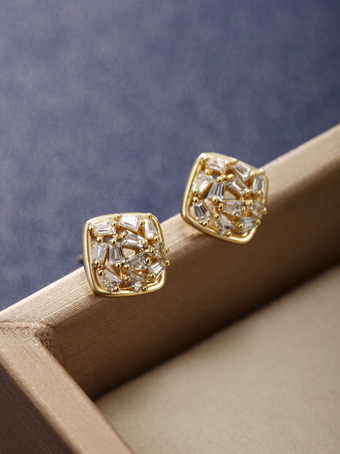 Joyería Xuping aleación de cobre chapado 14K oro pequeño pendientes de alta sensación de nicho ligero pendientes de zircón de lujo pendientes