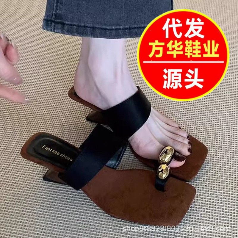 El estilo francés de alta sensación de hebilla de metal, zapatillas frías de dedo de dedos, zapatillas de tacones plateados no cansados de verano image 1