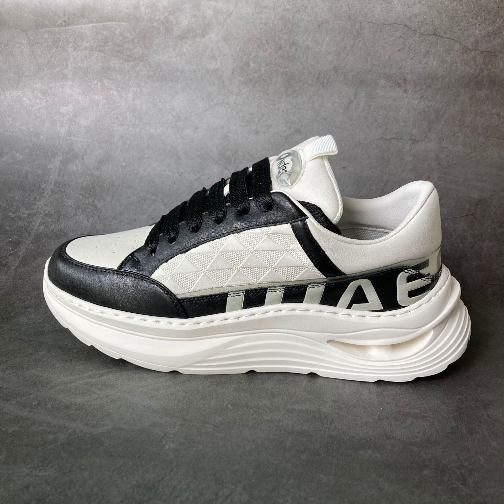 First-Layer Cowhide 2025 New Men's Shoes, Casual, Fashionable and Versatile Design, Thick Soles, Increased Shock Absorption, Trendy Men's Shoes