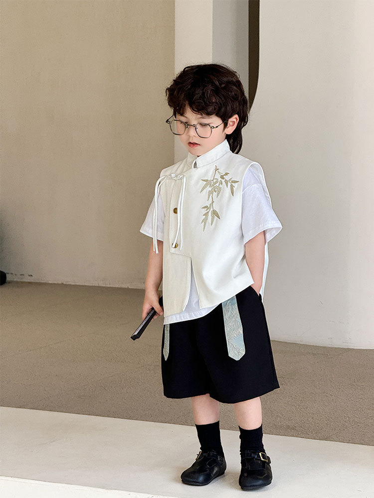 Белый жилет с вышивкой в виде листьев бамбука + шорты с синей лентой 330 + белая короткая футболка 21032