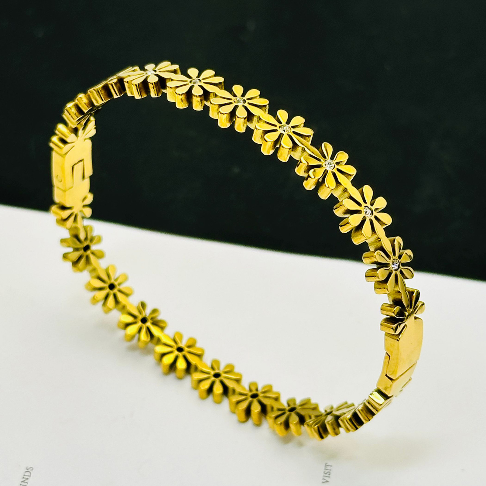 Flor de patrón pequeño pulsera de acero de acero de la mujer Xia Zhong nicho sensación de diseño ligero lujoso joyas de acero inoxidable de alta calidad temperamento simple