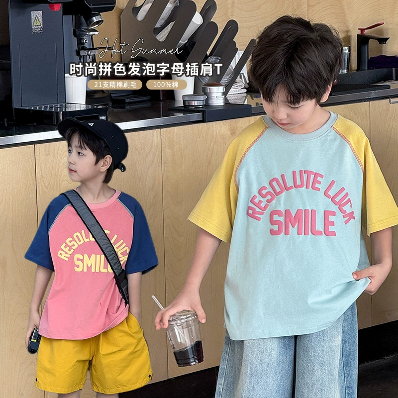 Aimo Beibei 2026: Новая летняя стильная детская футболка-реглан из хлопка с объемными буквами и рукавами в стиле колор-блок для мальчиков и девочек, модный топ