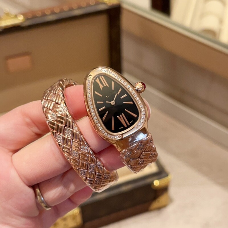 2025 Baojia new vintage-style gilded snake-shaped watch with a high-end design, diamond-embellished fashionable quartz ladies' wristwatch