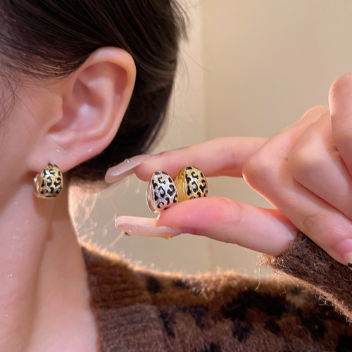 Glamorous Vintage Leopard Print Two-Sided Ear Clasp Earrings for Women, Lightweight and Unique, Perfect for Autumn and Winter Fashion, Stylish and Versatile, Exquisite Jewelry