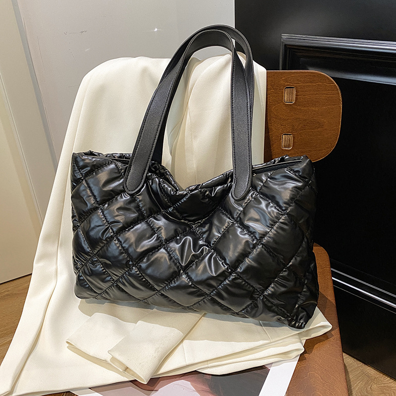 Nuevo bolso de hombro de moda para otoño e invierno, bolso de mensajero de gran capacidad para todo fósforo, bolso de algodón espacial de nicho de alta gama para niñas