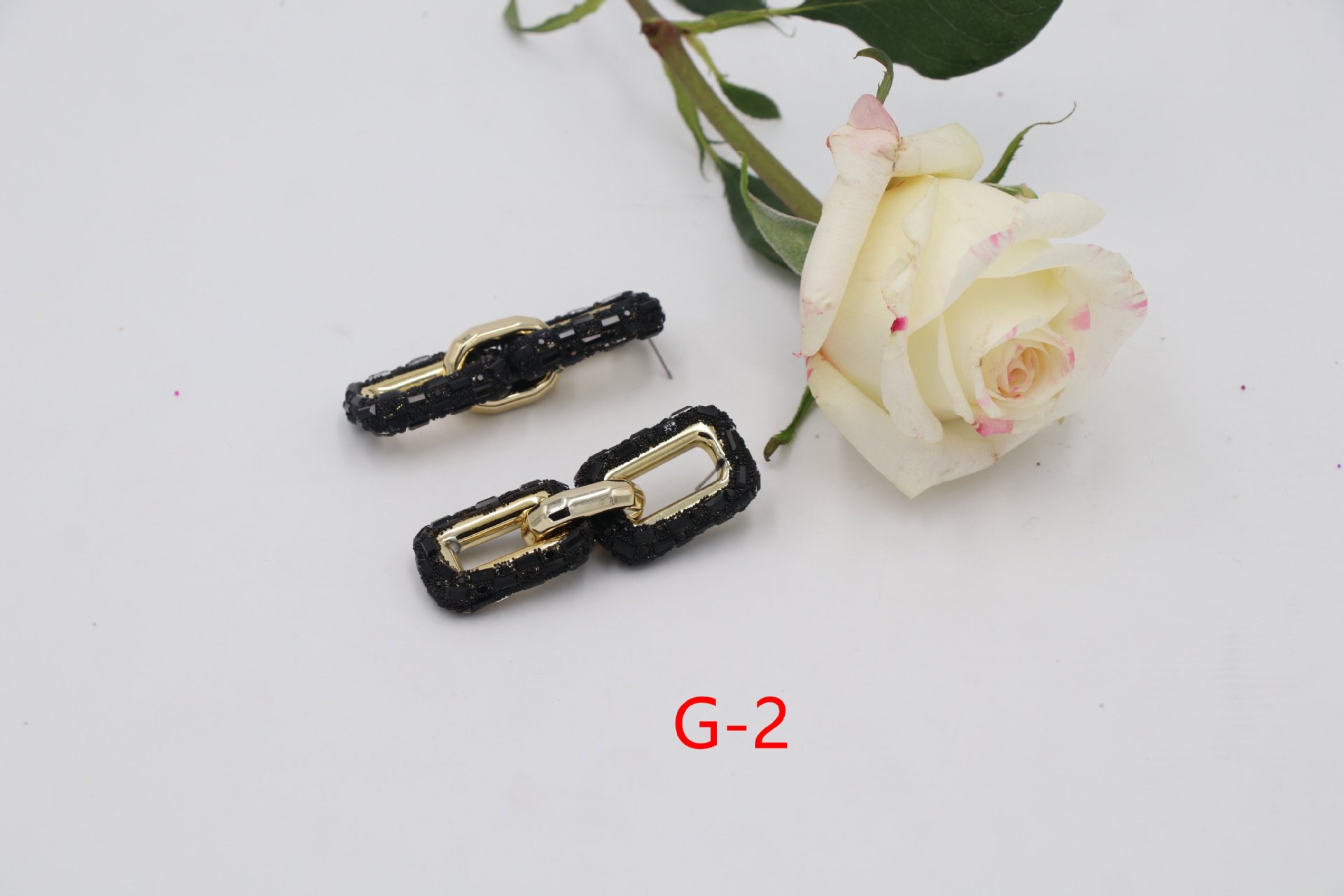 Orecchini pendenti a catena con diamanti geometrici_voghion.com