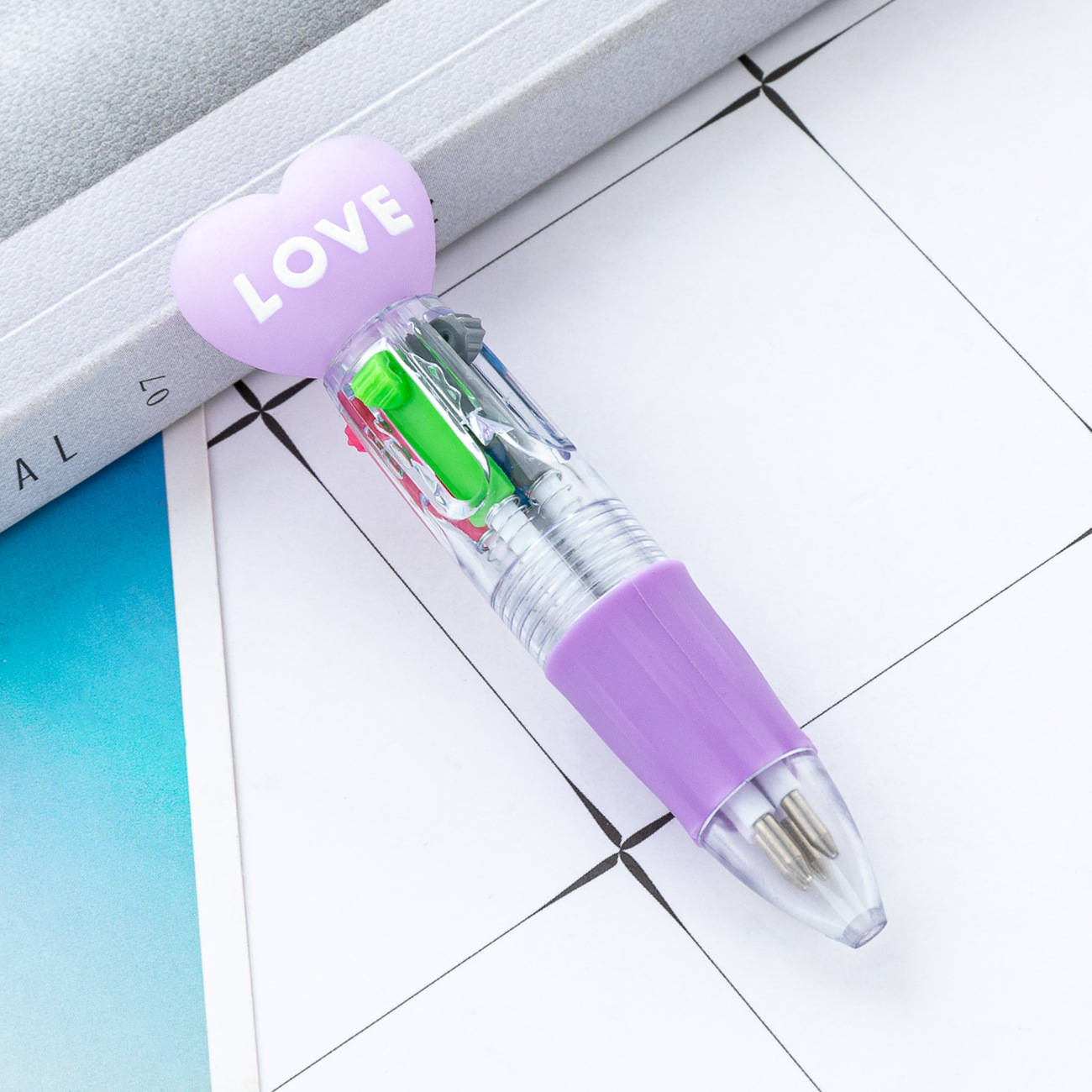 Mini bolígrafo de plástico de cuatro colores dibujos animados amor bolígrafo de marca clave bolígrafo estudiantes cuatro en uno bolígrafo de contabilidad manual