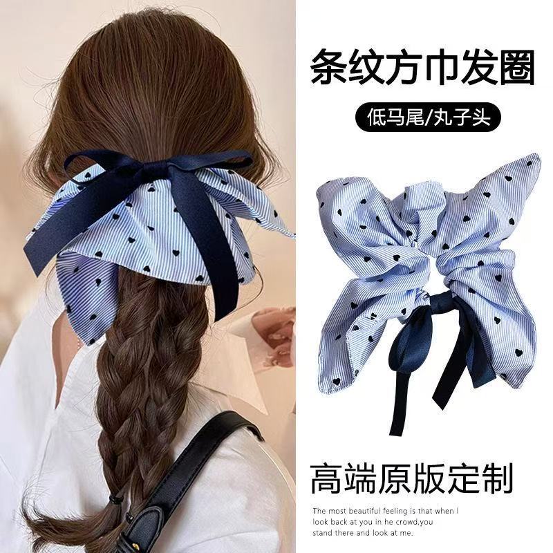 5679 사각 스카프 - 파란색 줄무늬와 검은색 하트 (22cm)